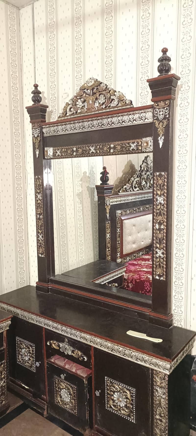 showcase and dressing table 3