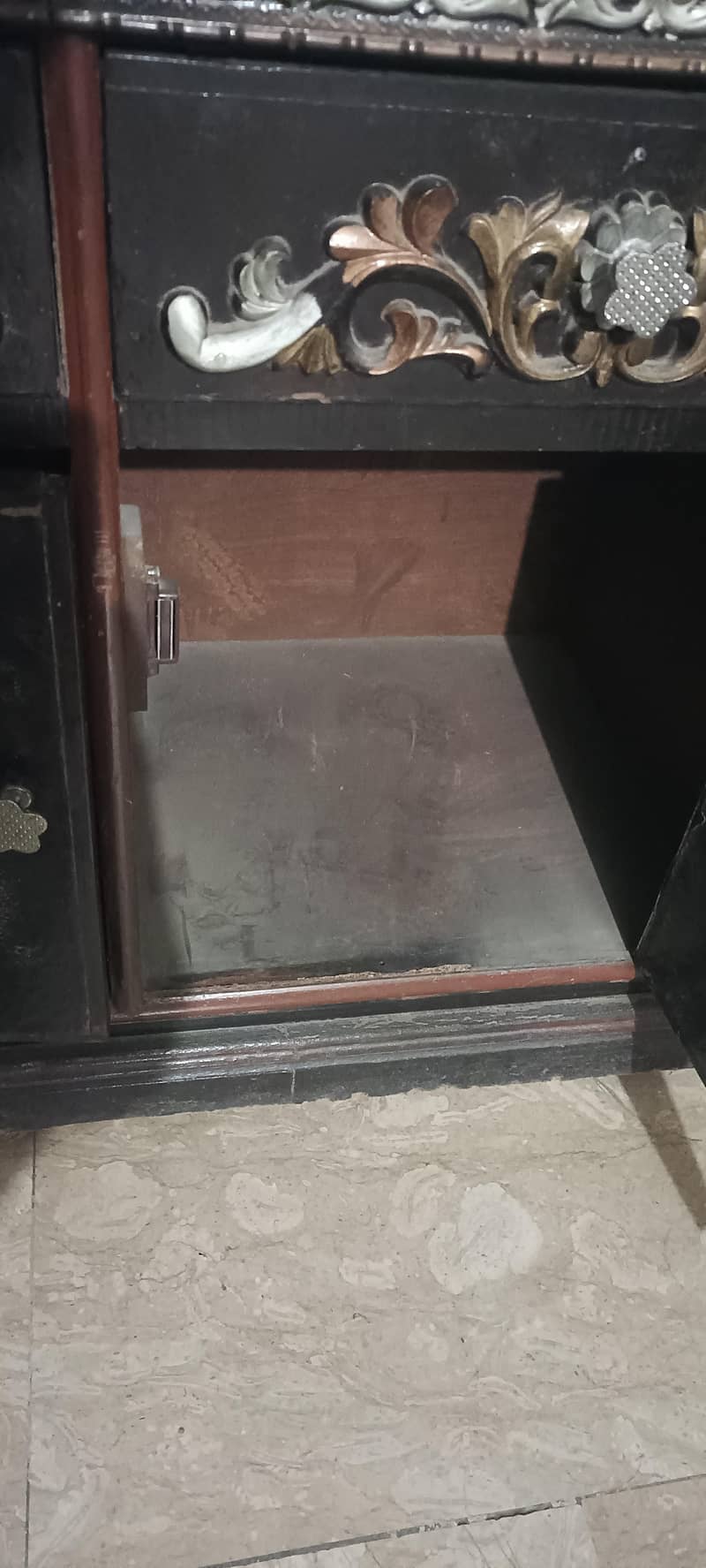 showcase and dressing table 7