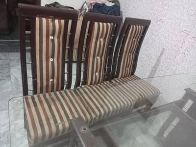 Deni table 6 chair wala hain