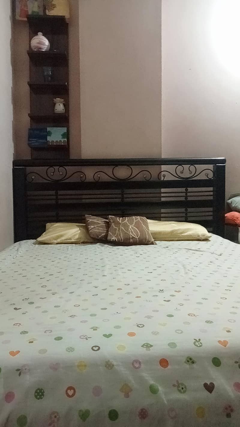 iron bed 0