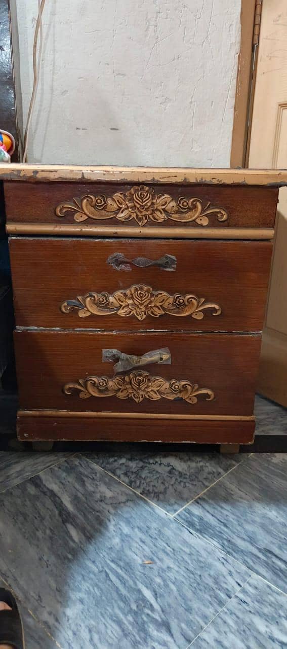 dressing table and side tables 3