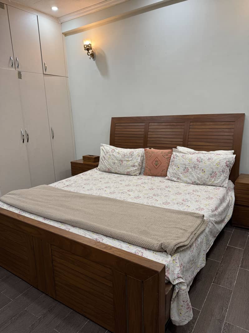 Elegant bed set 0