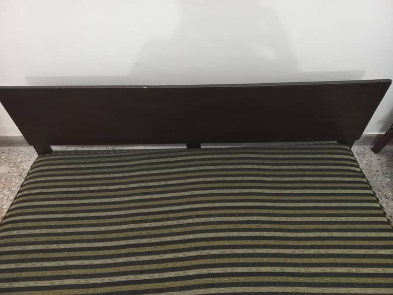 Comfortable Settee 0