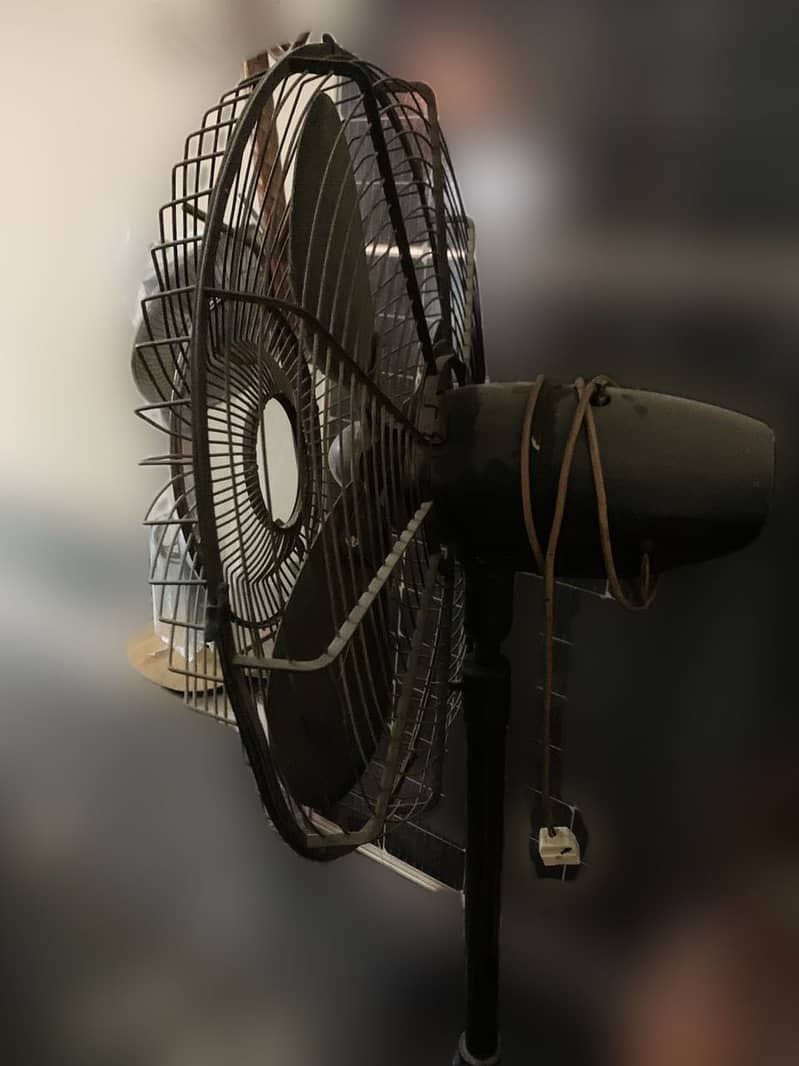 Pedestal iron stand 1