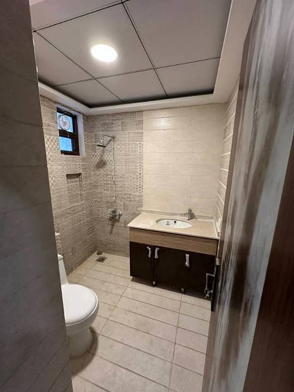 3 Bed DD Portion For Sale 3rd Floor With Roof In Gulshan Block 1 3