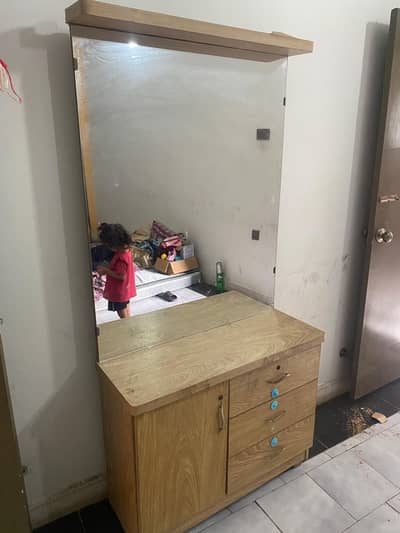 Dresser table