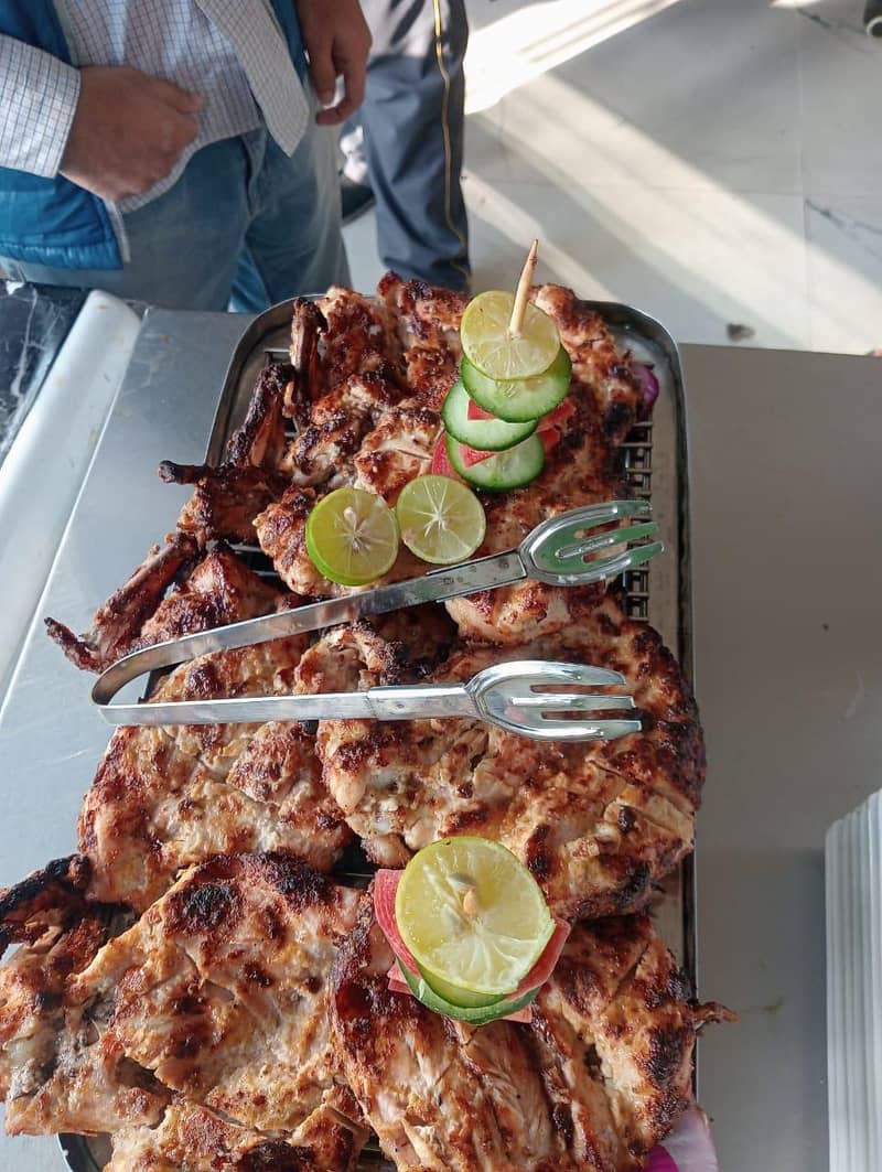 ہمیں باکو کے لیے ریسٹورنٹ اسٹاف چاہیے 1