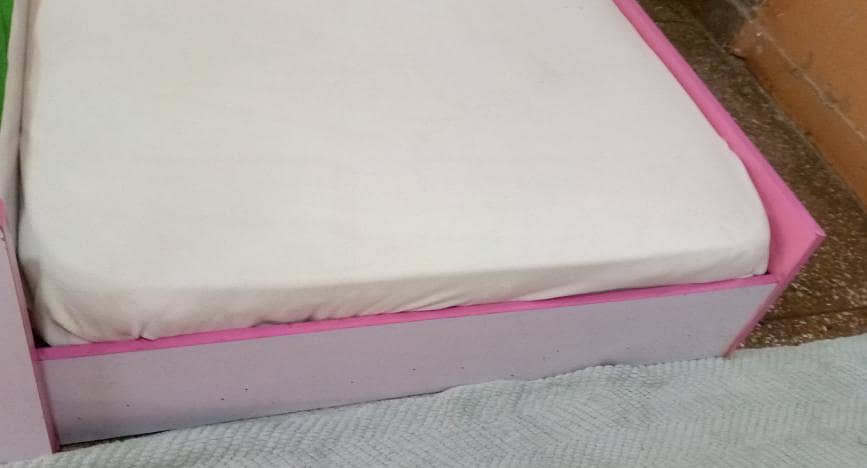 single bed / lower bed 1