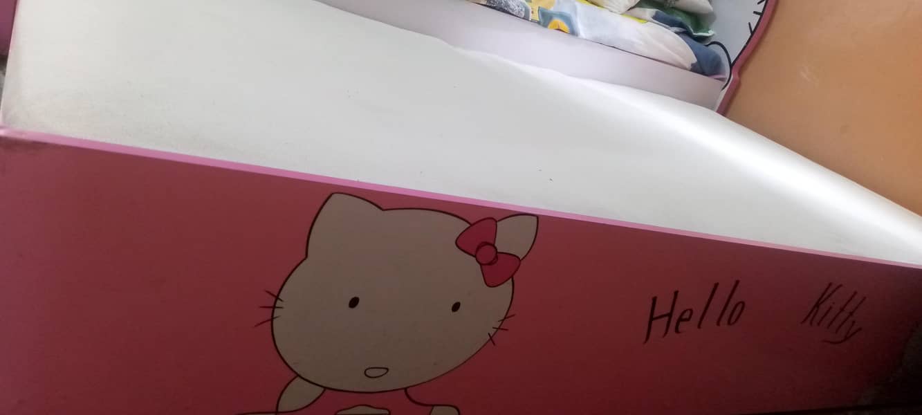 single bed / lower bed 3