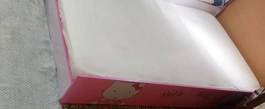 single bed / lower bed 8