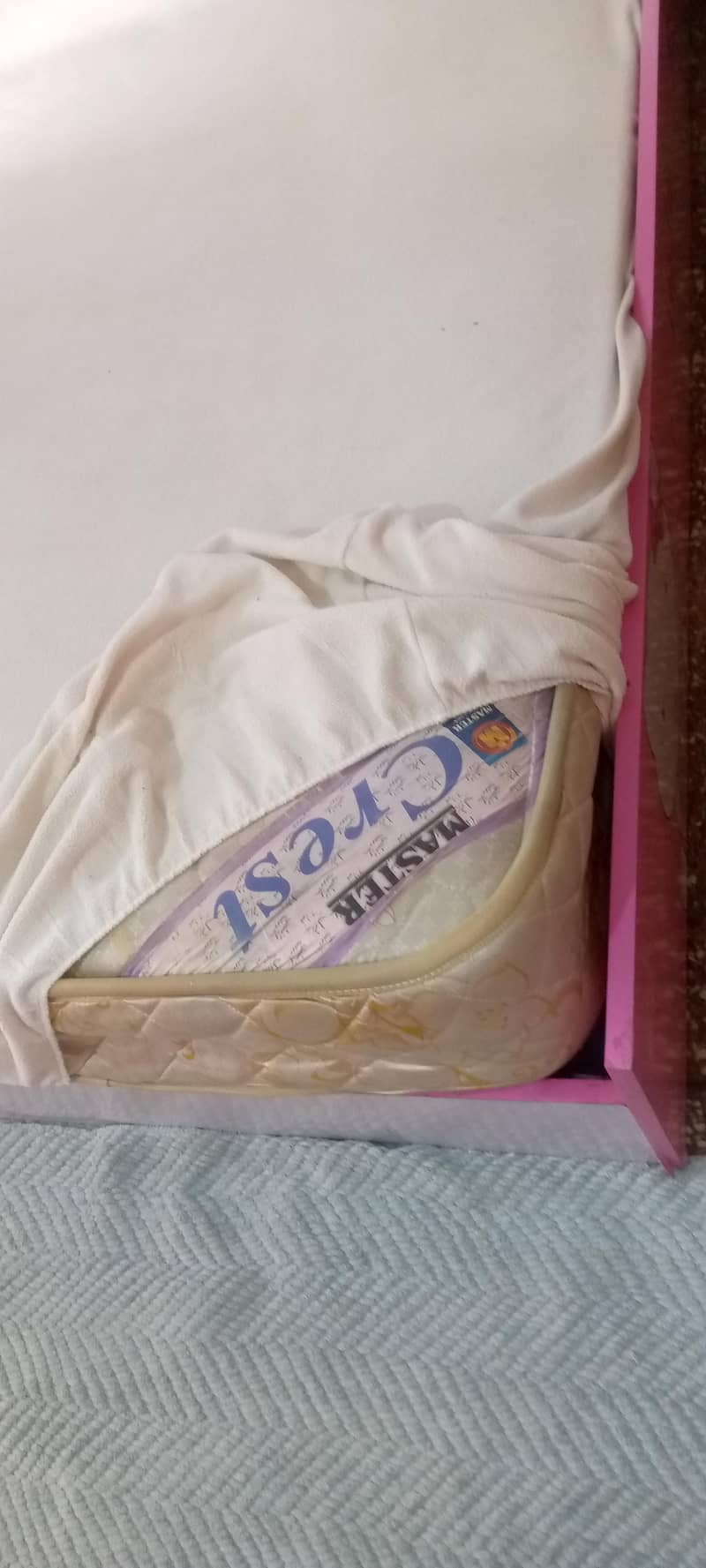 single bed / lower bed 9