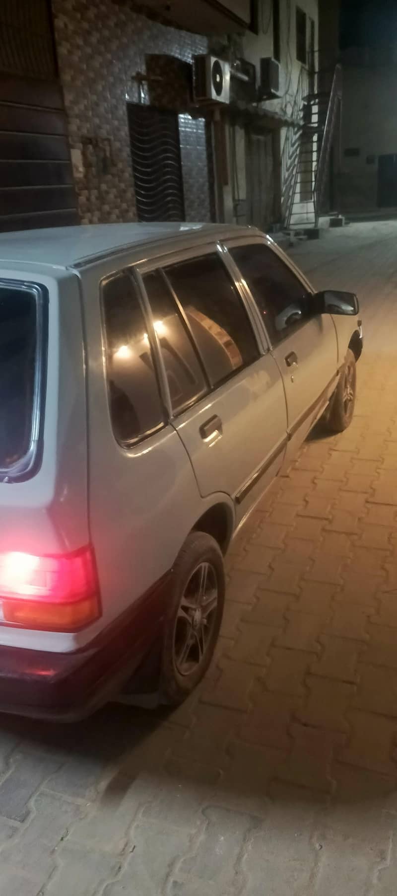 گاڑی بہت اچھی ہےاندر سے ٹوٹل جینین ہے 9