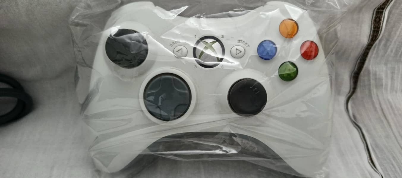 Xbox 360 & Xbox 360 slim 500 GB with box orignal controller 10/10 7