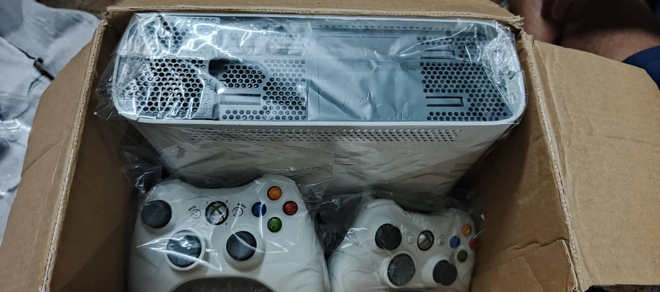 Xbox 360 & Xbox 360 slim 500 GB with box orignal controller 10/10 10