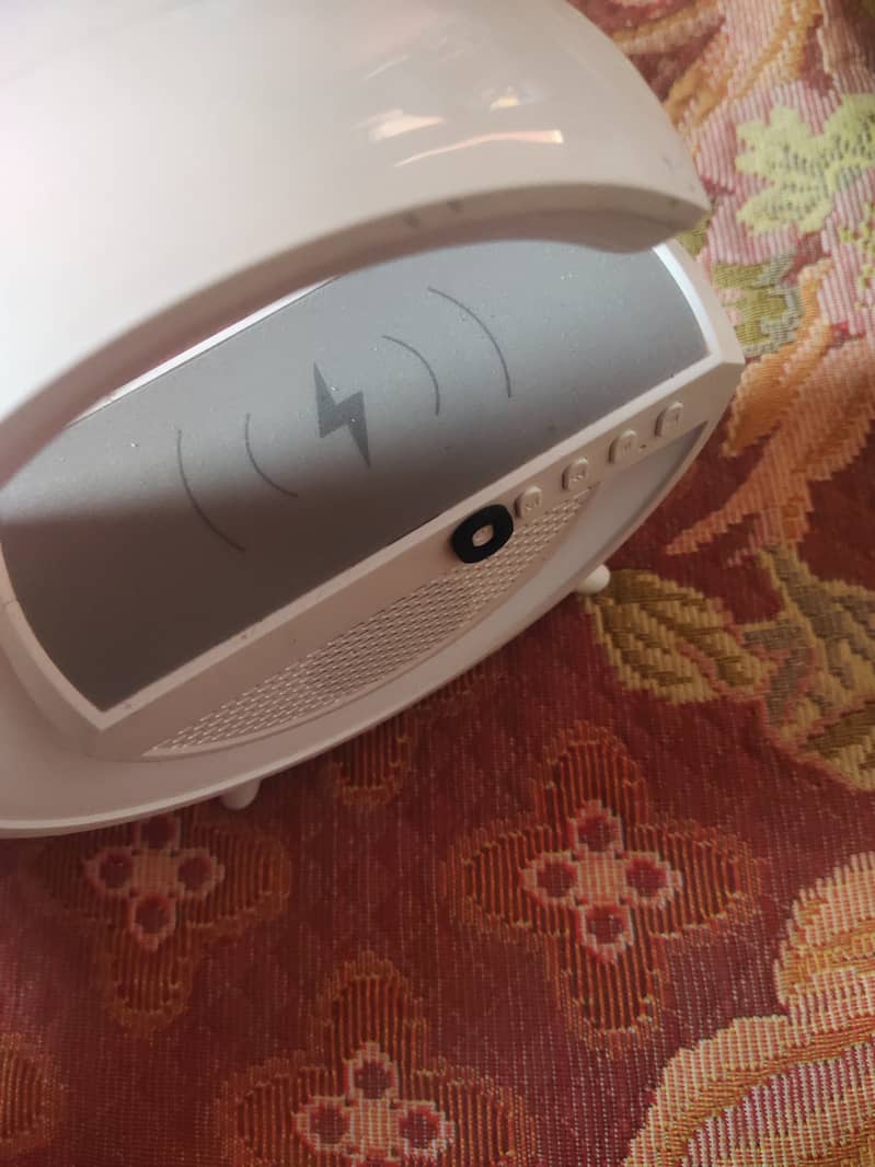 G shape light Bluetooth speaker 2