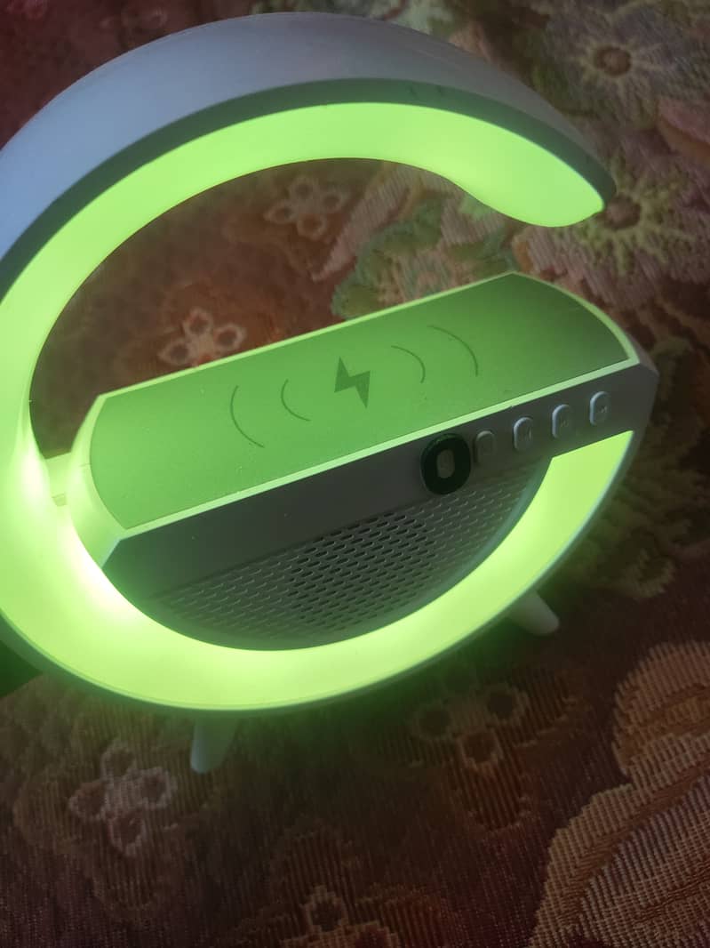 G shape light Bluetooth speaker 3