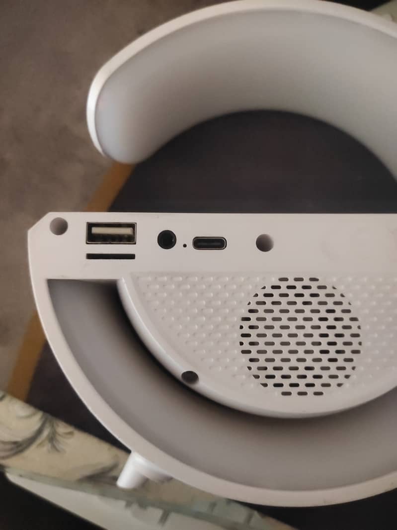 G shape light Bluetooth speaker 8