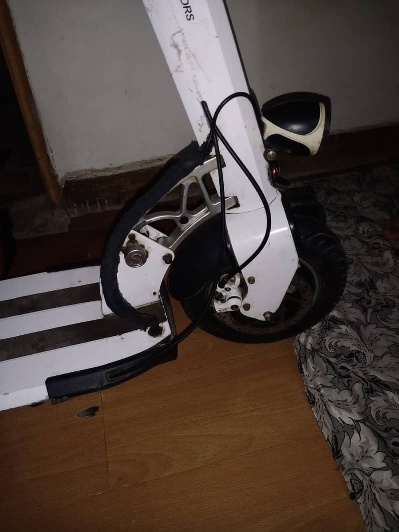 electric scooty mint condition 4