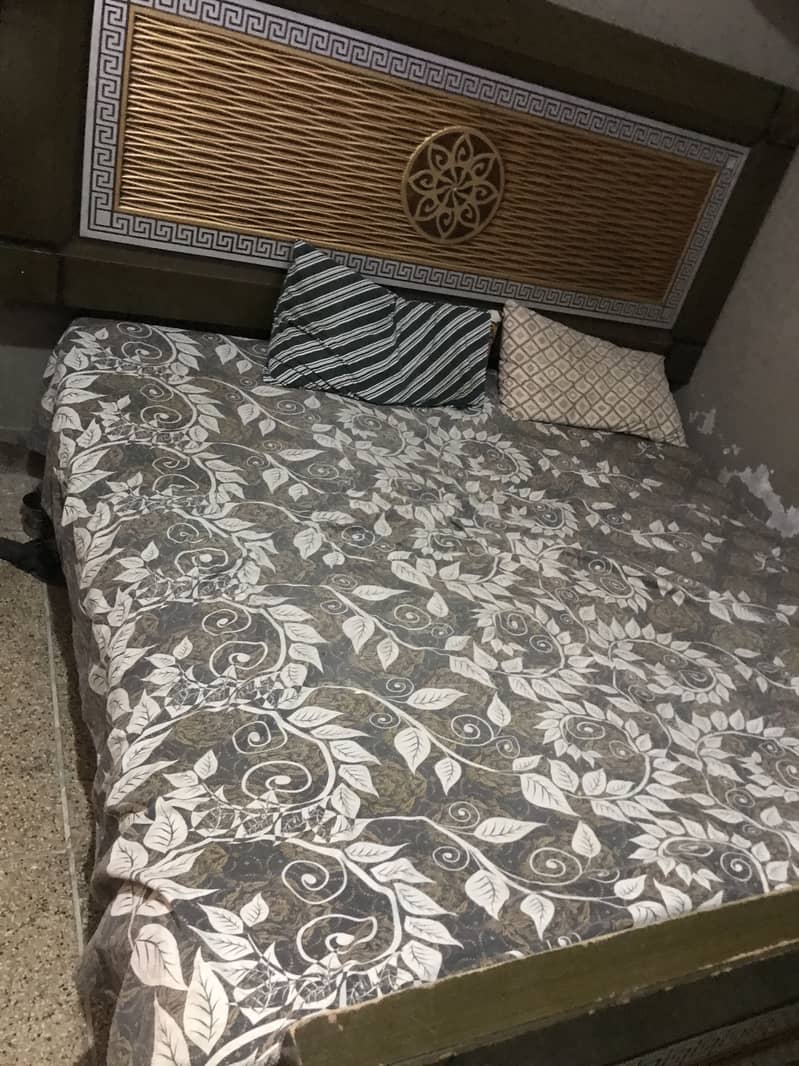 Bed 2 sidetabel aik sheesha 0