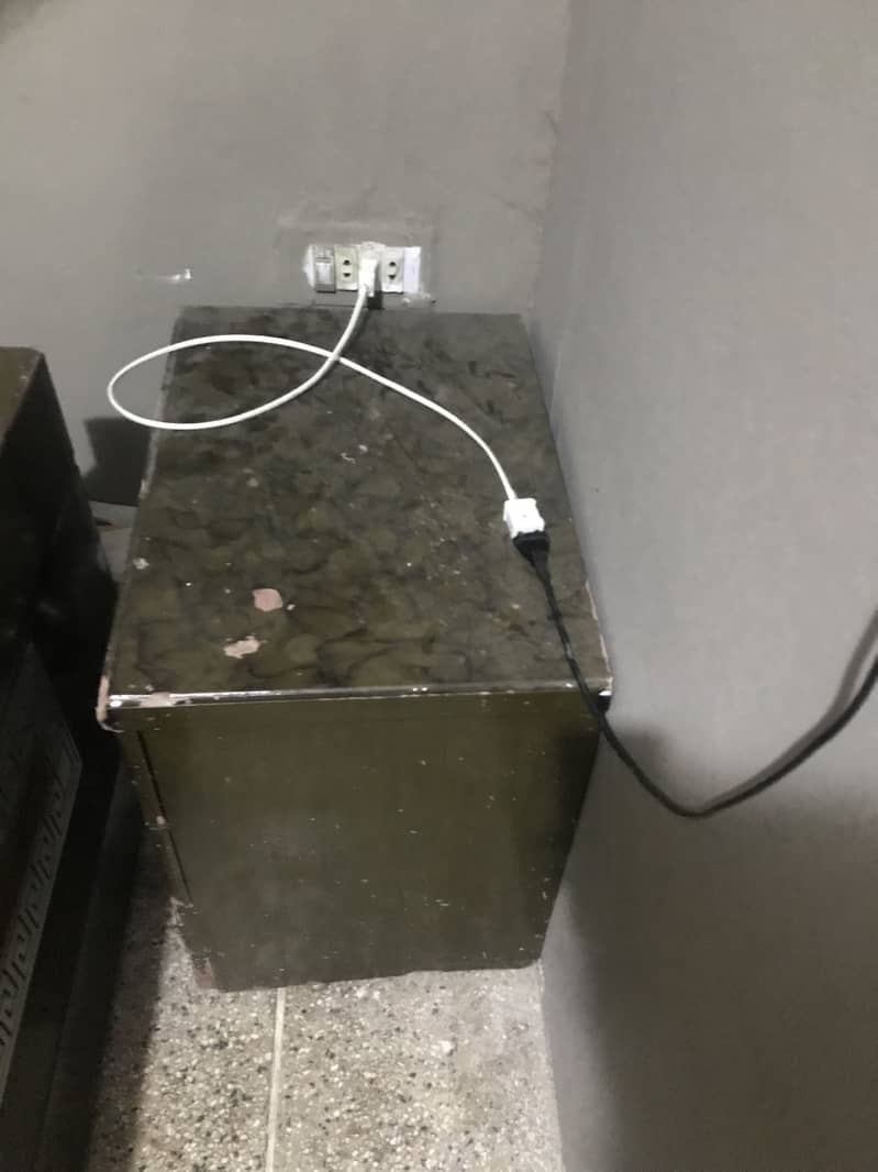 Bed 2 sidetabel aik sheesha 1