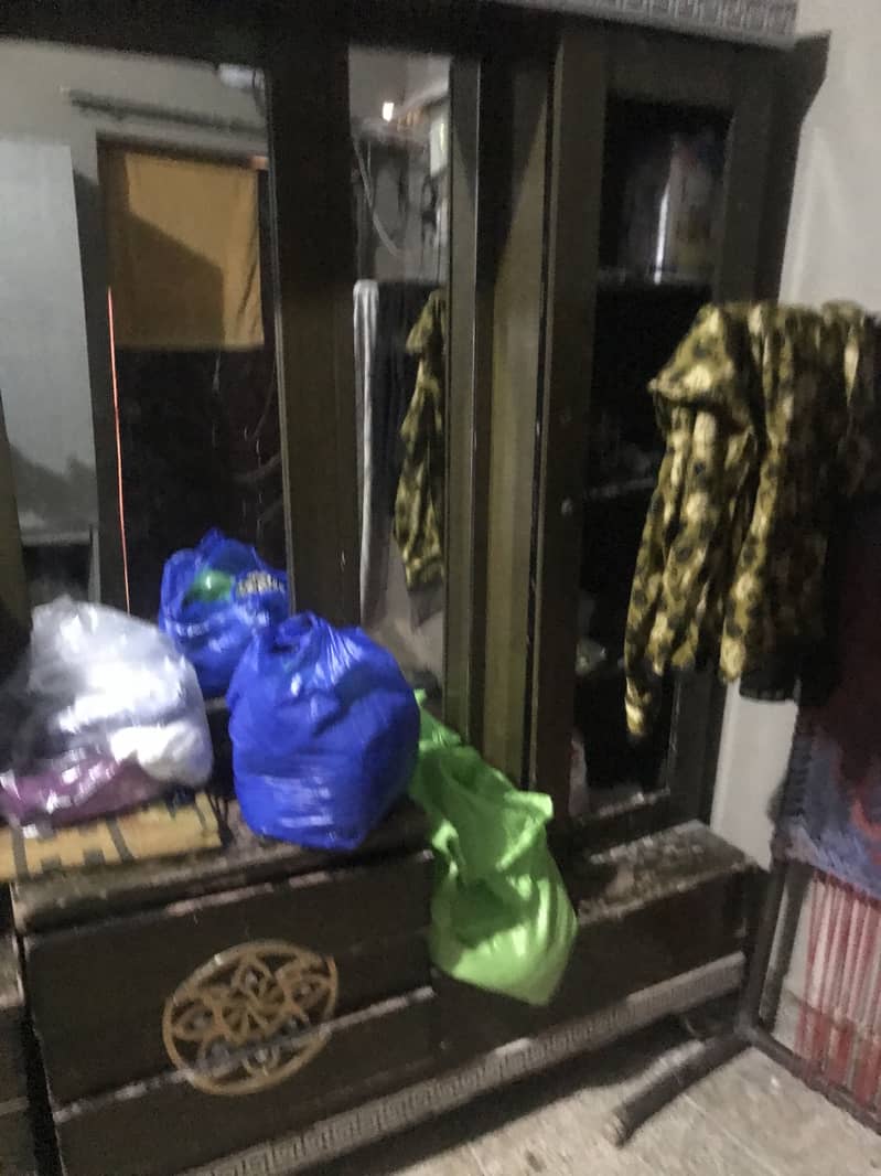 Bed 2 sidetabel aik sheesha 2