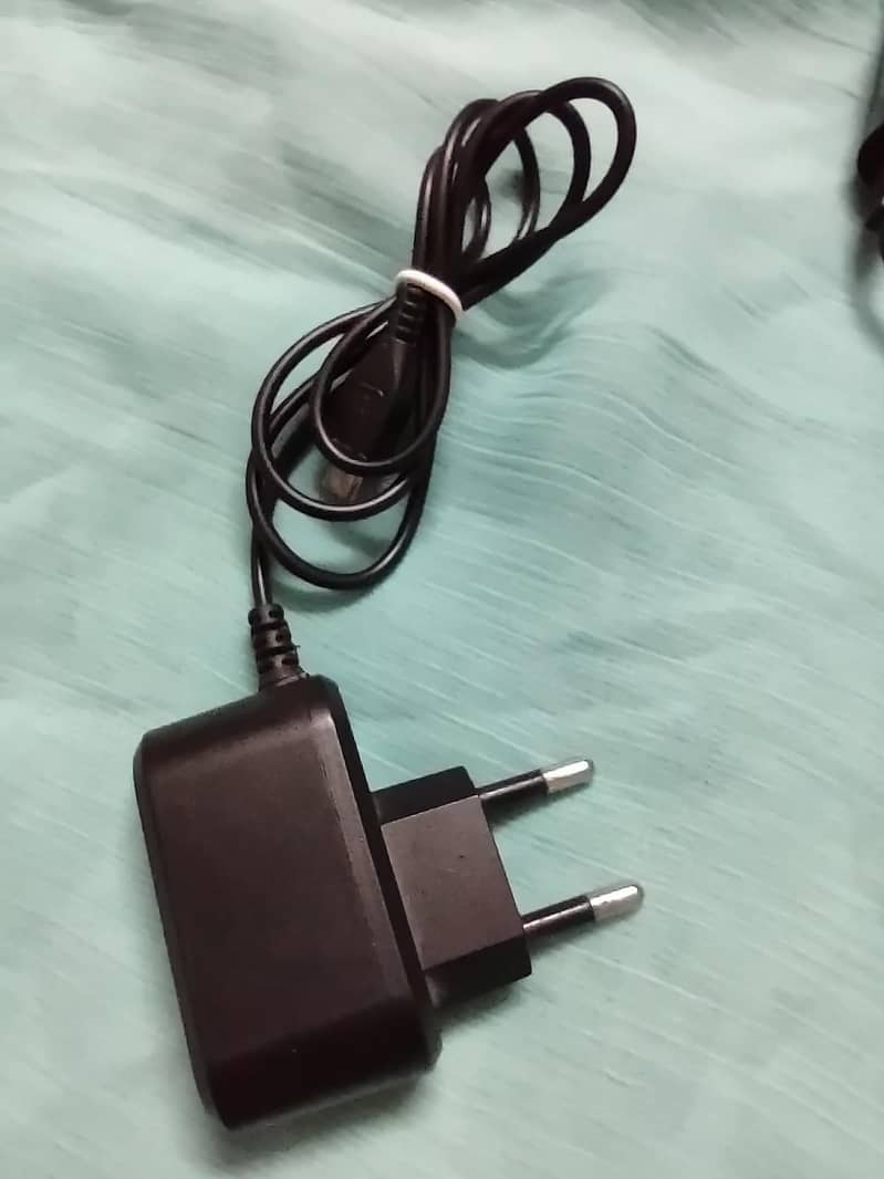 QMobile e4 monster 10