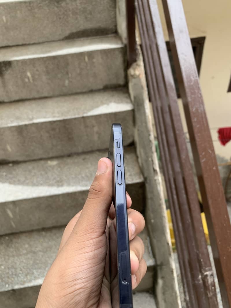 Apple iPhone 12 4