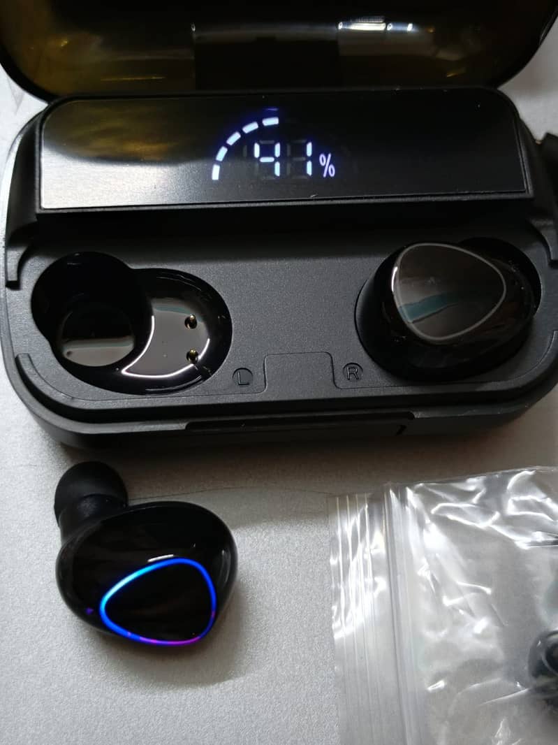 M10 Wireless Earphone 2