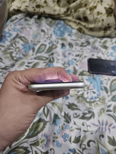 IPHONE 11 - PTA APPROVED - 128GB - 6/10  WITHBOC