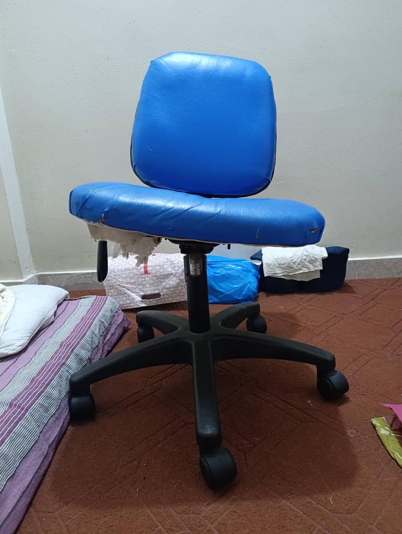 Office Rolling Chair for Sale – Minor Fix Needed Office Chairs