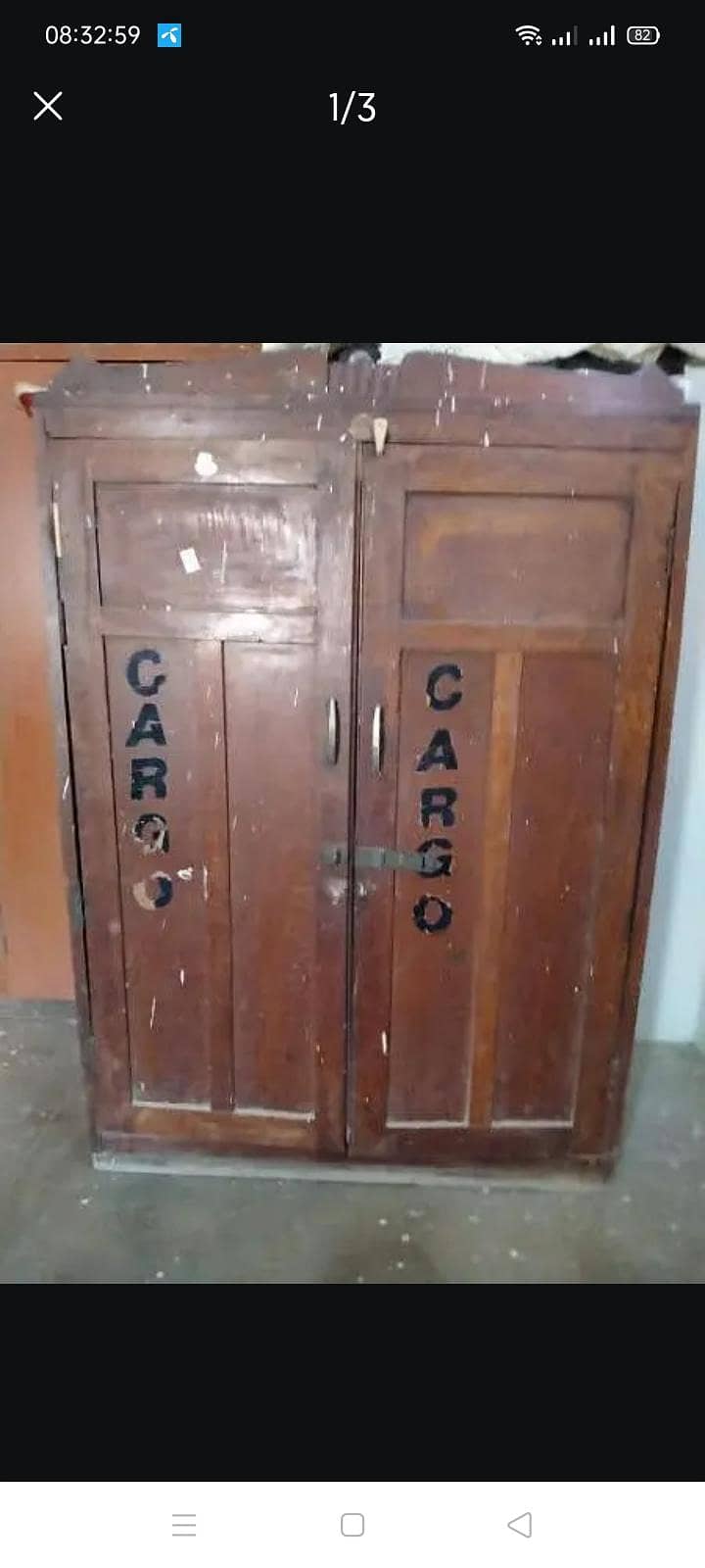 پرانی پائن ووڈ الماری میں میں 0