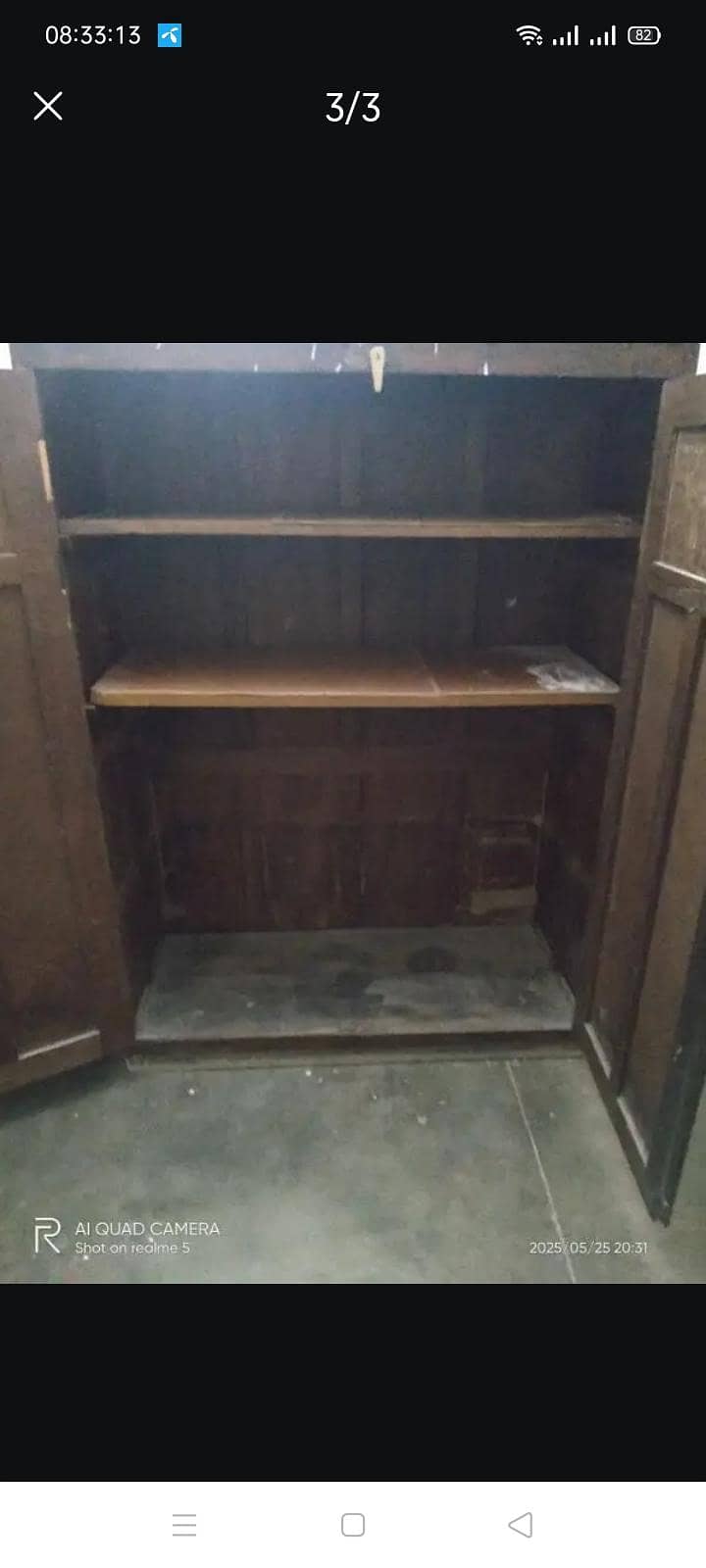 پرانی پائن ووڈ الماری میں میں 1