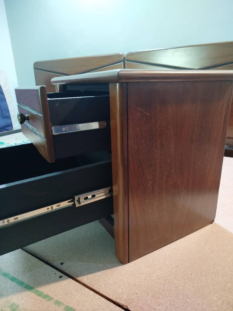 2 single beds with center table 0