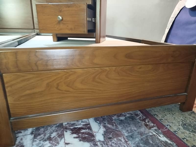 2 single beds with center table 1