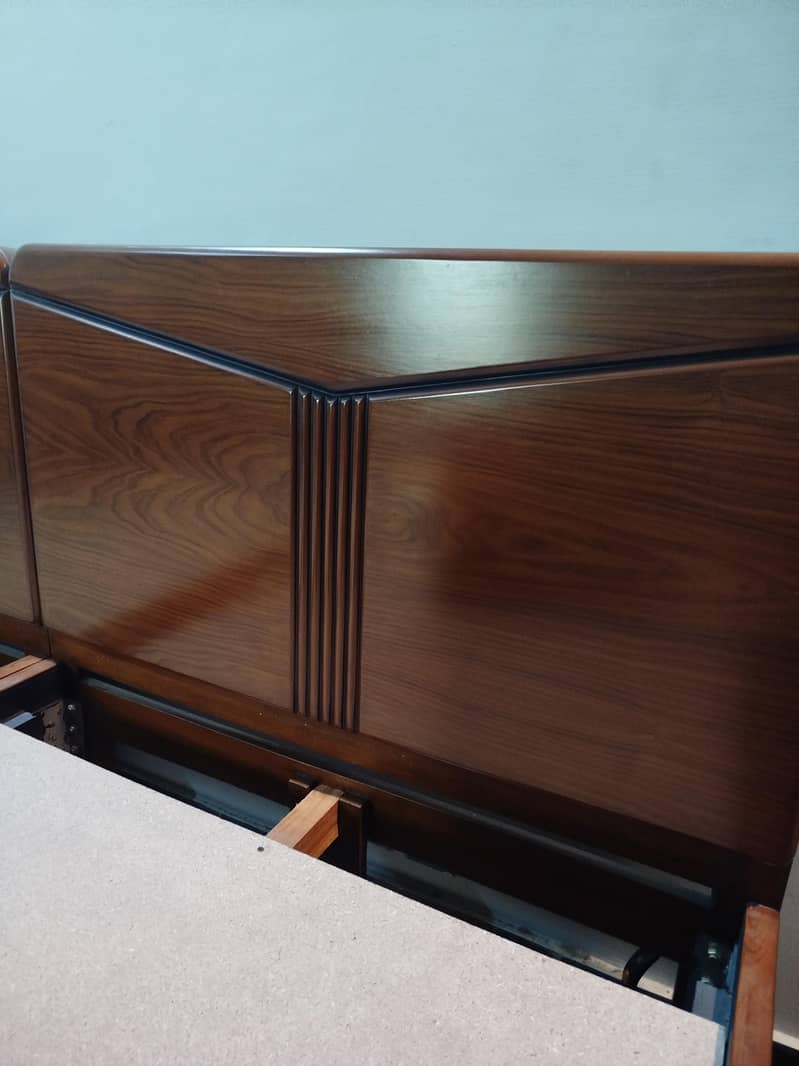 2 single beds with center table 2
