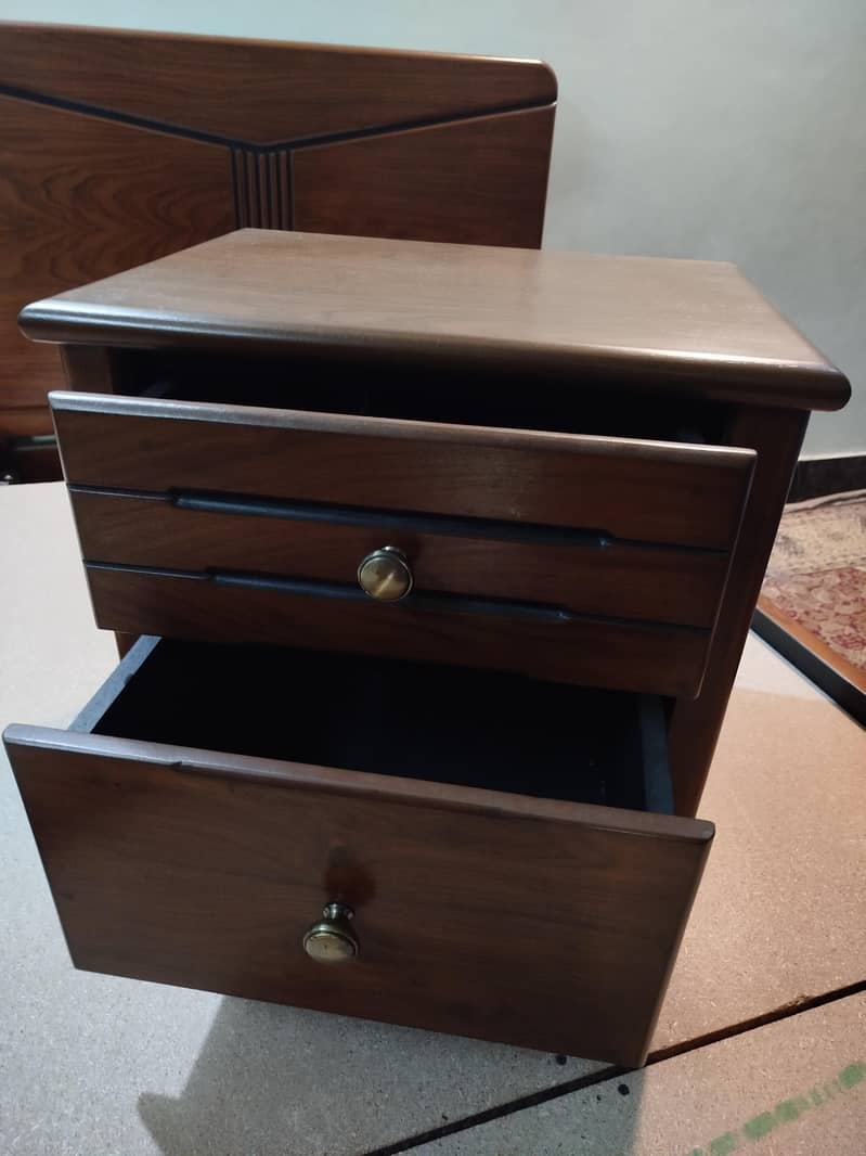 2 single beds with center table 3