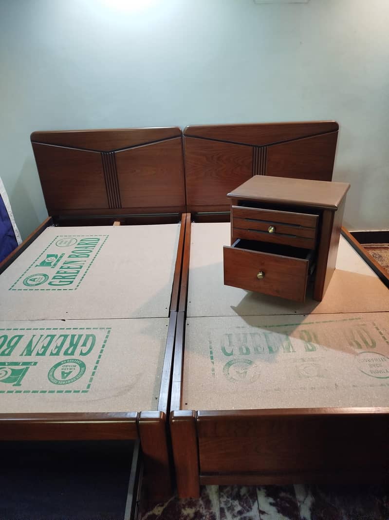2 single beds with center table 4