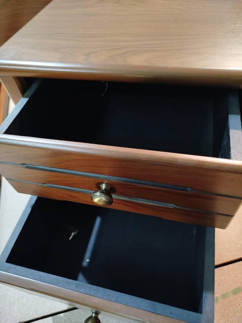 2 single beds with center table 5