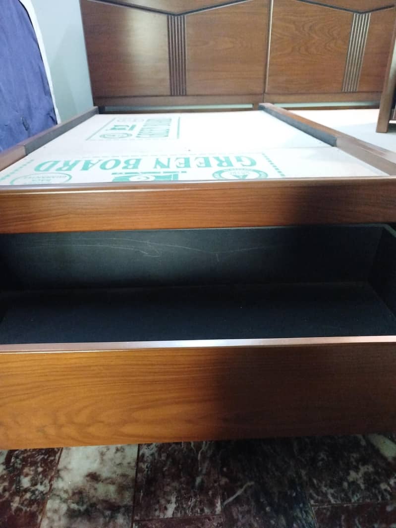 2 single beds with center table 7