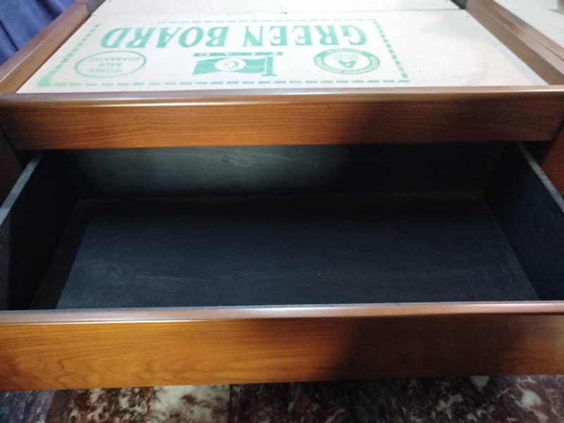 2 single beds with center table 8