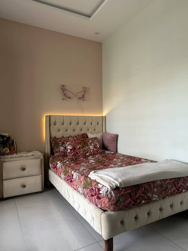 Single bed with sidetable 0