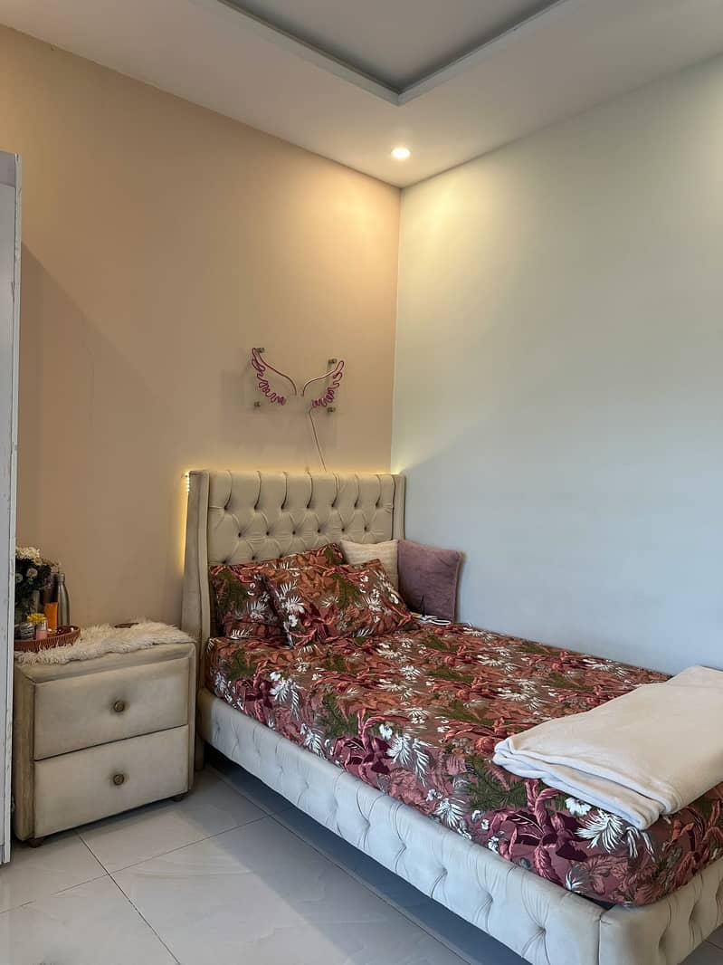 Single bed with sidetable 1