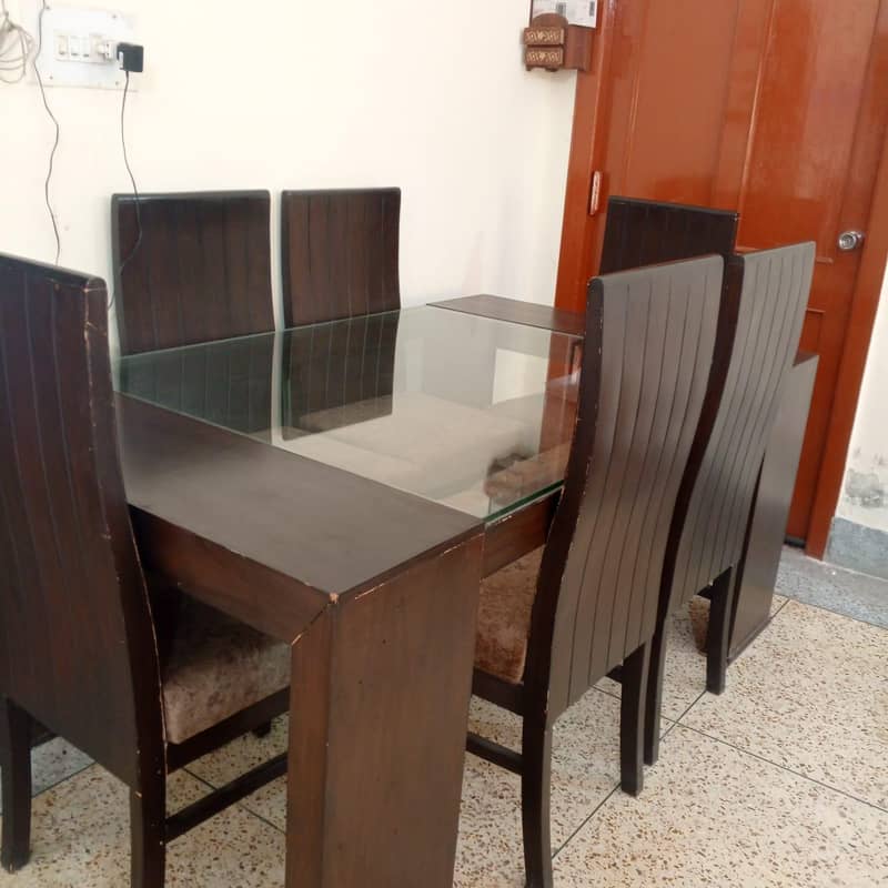 Dining Table with 6 chairs. 0