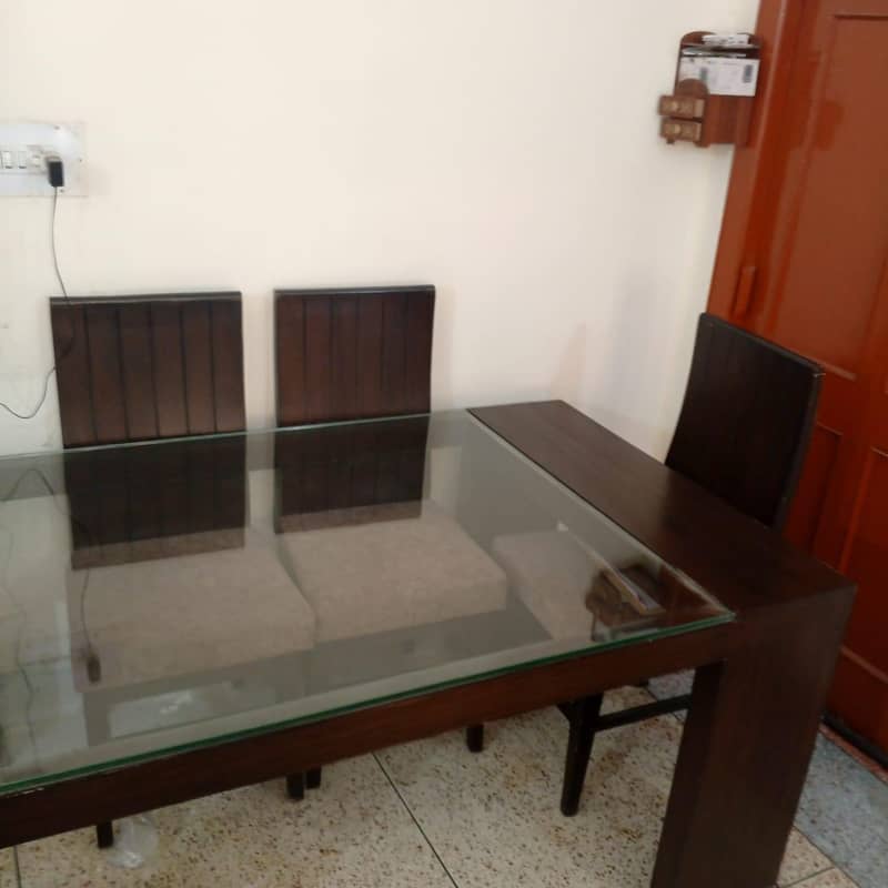Dining Table with 6 chairs. 2