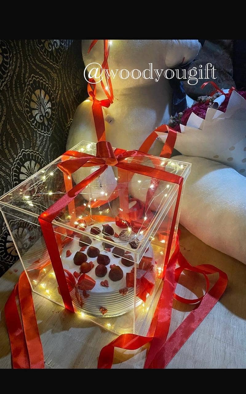 ACRYLIC GIFT BOX 2