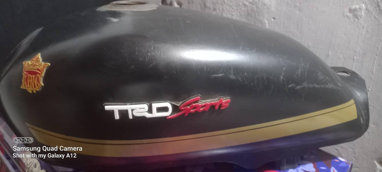 پیڑول کی ٹینکی،  پچھلا موٹر گارڈ اور سائیڈ کان موٹر سائیکل CD 70 کے 0