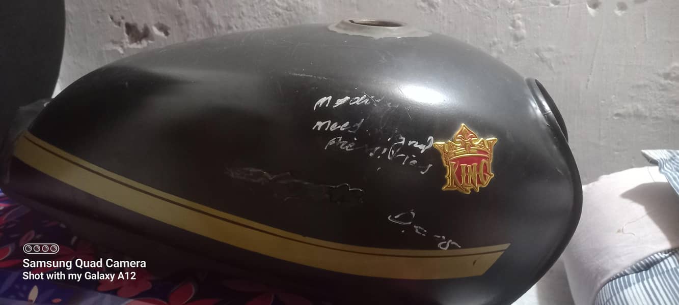 پیڑول کی ٹینکی،  پچھلا موٹر گارڈ اور سائیڈ کان موٹر سائیکل CD 70 کے 1