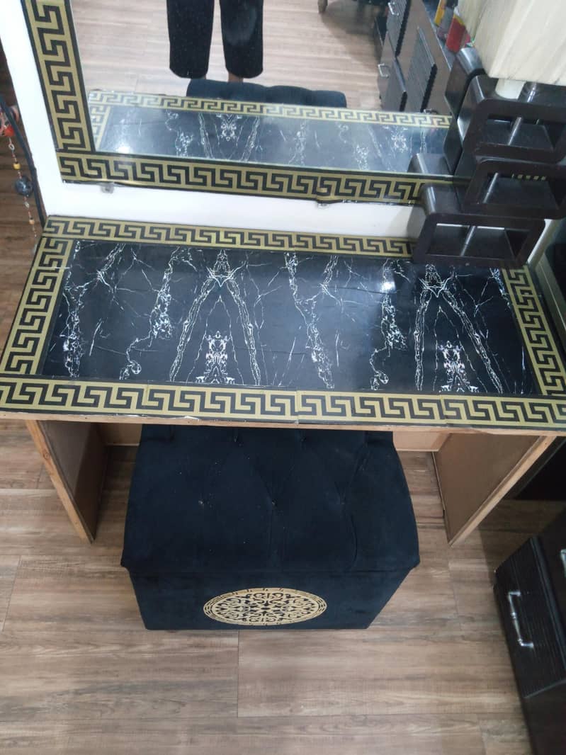 Versace border table 0