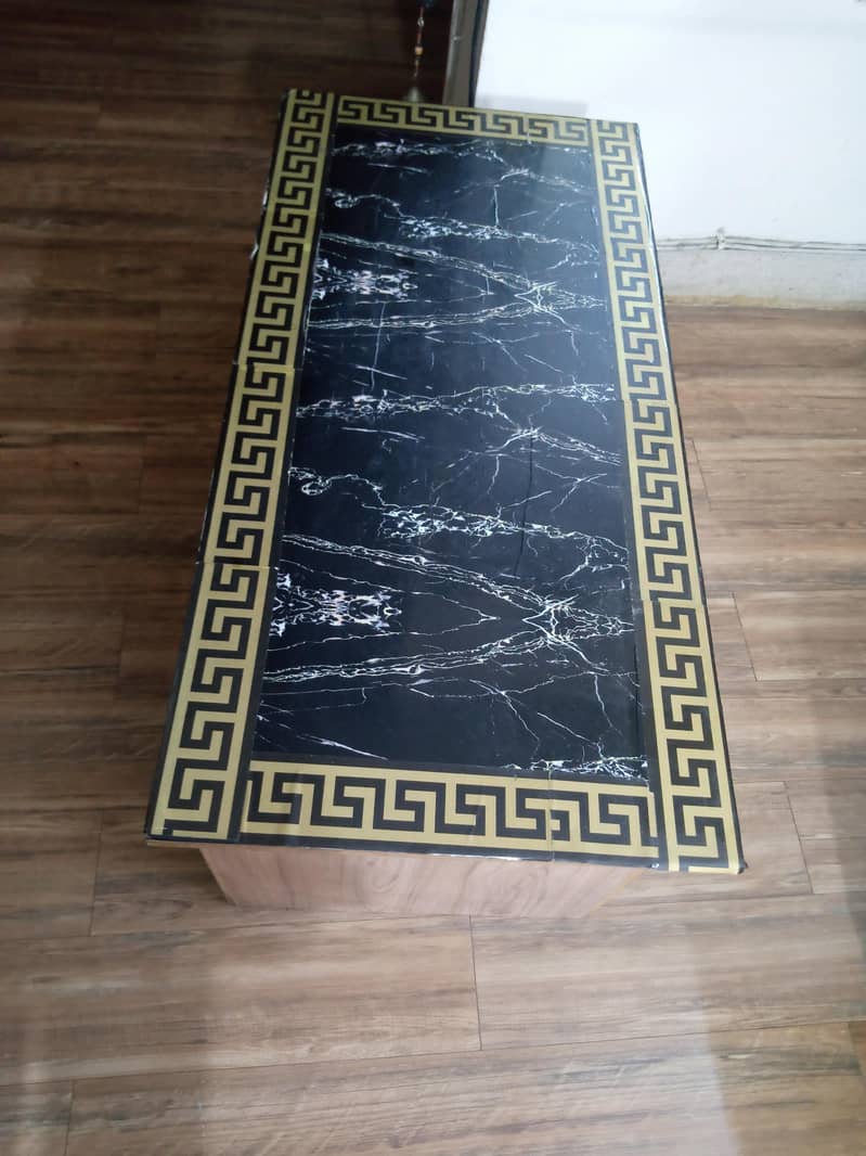 Versace border table 1