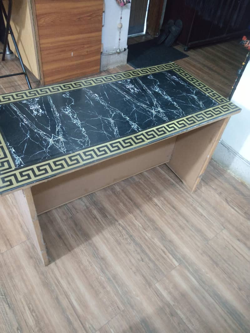 Versace border table 3